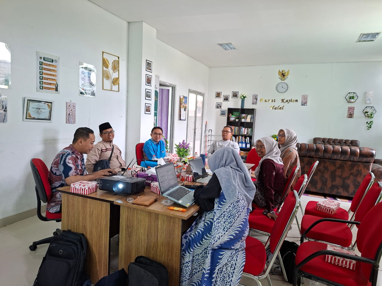 Berikan Layanan Cepat, Mudah, dan Profesional, LPH UINSI Samarinda Selenggarakan Sidang Ketetapan Halal Bersama MUI Kalimantan Timur Setiap Minggu post thumbnail image